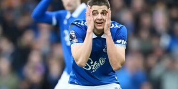 Миколенко начудил, но помог «Эвертону» выиграть в матче против «Фулхэма»