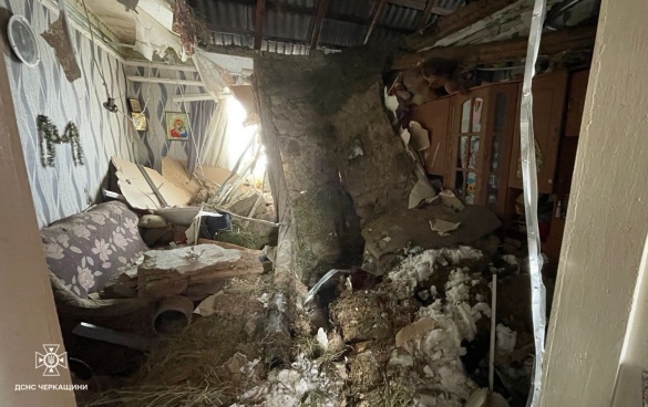 На Черкащині рятувальники допомогли жінці, яку затиснуло через падіння стелі у будинку