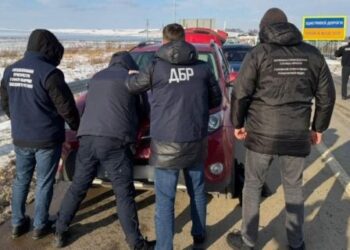 На Львівщині митник організував канал незаконного переправлення осіб за кордон