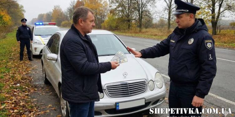 На Шепетівщині судитимуть водія за спробу підкупу поліцейських за 1000 доларів —Хмельнитчина