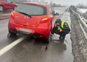 На трасі Київ — Одеса біля Жашкова патрульні допомогли водійці з пробитими шинами — Новини Черкащіни