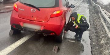 На трасі Київ — Одеса біля Жашкова патрульні допомогли водійці з пробитими шинами — Новини Черкащіни