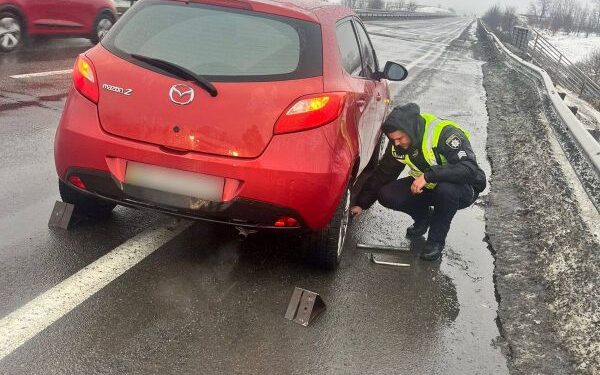 На трасі Київ — Одеса біля Жашкова патрульні допомогли водійці з пробитими шинами — Новини Черкащіни