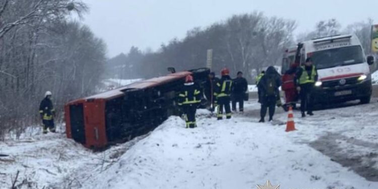 Перекинувся пасажирський мікроавтобус під кермуванням славутчанина —Хмельнитчина