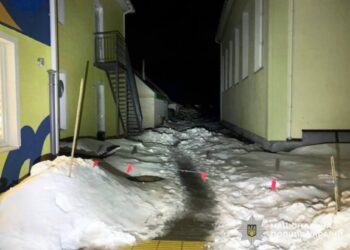 Перелом гомілки під час прогулянки: у дитсадку на Житомирщині 4-річна дитина травмувалася через падіння снігу з даху | Журнал Житомира