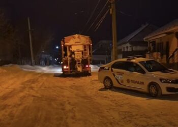 Підлітки кидали цеглу в комунальну техніку під час прибирання вулиць у Золотоноші