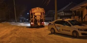 Підлітки кидали цеглу в комунальну техніку під час прибирання вулиць у Золотоноші