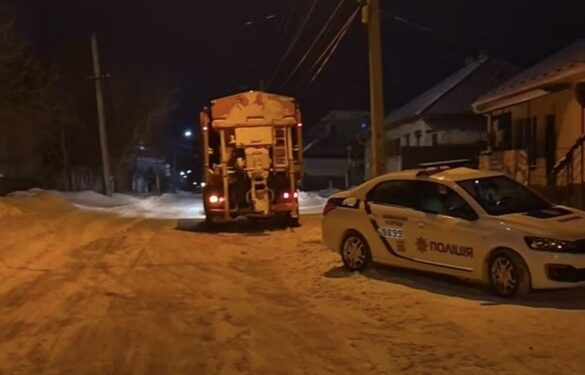 Підлітки кидали цеглу в комунальну техніку під час прибирання вулиць у Золотоноші
