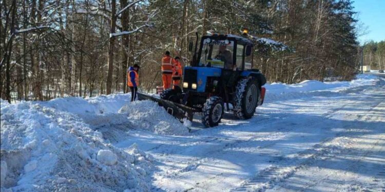 Після сніжного циклону: на трасах Житомирщини скидають сніг і ремонтують покриття | Журнал Житомира