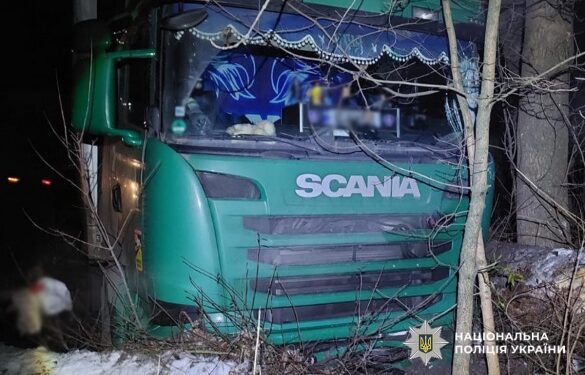 Поблизу Умані зіткнулися дві вантажівки: постраждав один із водіїв