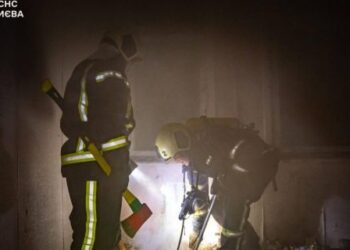 Пожежа в готелі “Дніпро” на столичному Хрещатику: рятувальники ліквідовують вогонь