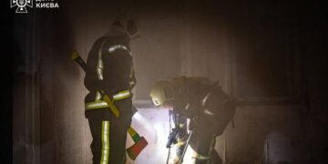 Пожежа в готелі “Дніпро” на столичному Хрещатику: рятувальники ліквідовують вогонь