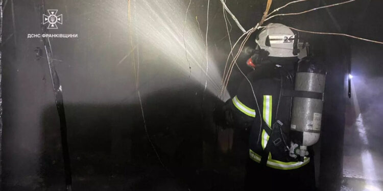 Причину виникнення встановлюють: на Прикарпатті рятувальники ліквідували пожежу (ФОТОФАКТ)