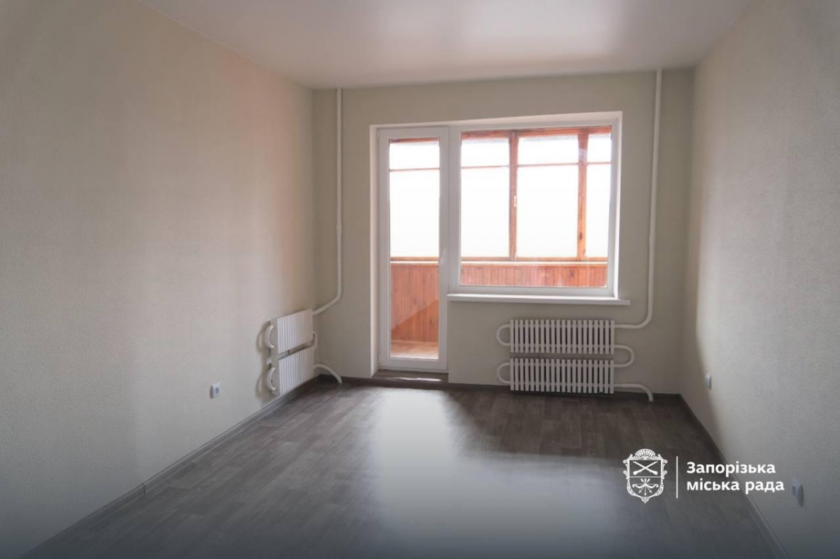 Дев'ять років у модульному: в Запоріжжі родина переселенців нарешті отримала квартиру (фото)