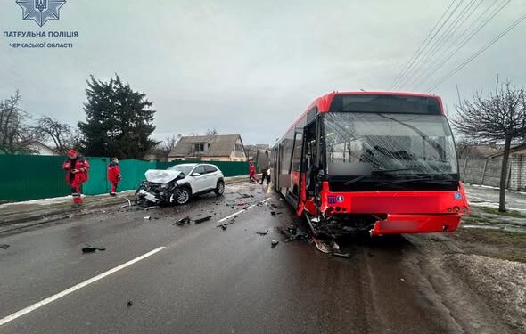 У Черкасах водійка Hyundai виїхала на зустрічну та врізалася в маршрутку — Новости Черкасс