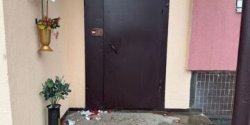 У Києві неповнолітній у нетверезому стані розкидав квіти біля пам’ятної дошки воїна