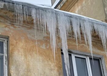 У Львові 44-річному чоловіку впала на голову крига: він у лікарні
