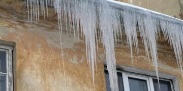 У Львові 44-річному чоловіку впала на голову крига: він у лікарні