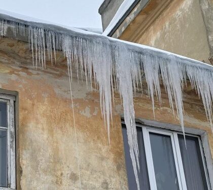 У Львові 44-річному чоловіку впала на голову крига: він у лікарні