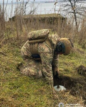 У Миколаївському районі поліцейські вибухотехніки знищили ворожу міну » Миколаївський Оглядач