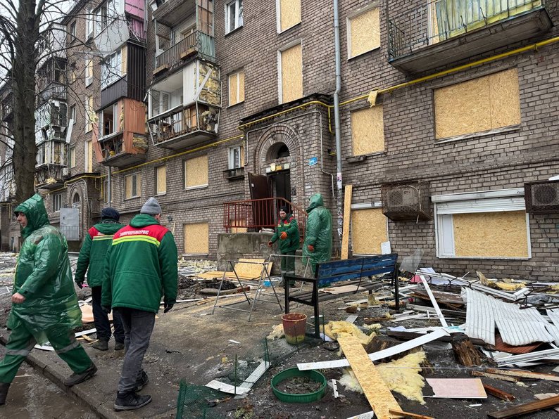 «Шахед зачепився за дерево, вибухнув і все виніс хвилею» - мешканці Запоріжжя оговтуються від нічних прильотів (фото)