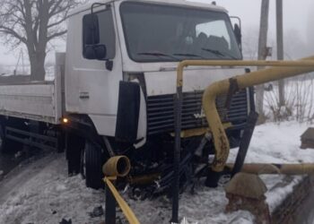 У селі на Звенигородщині вантажівка з’їхала в узбіччя та врізалася в газорозподільчий вузол