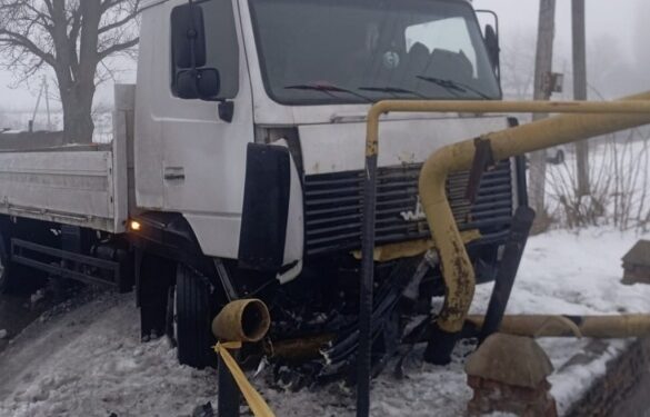 У селі на Звенигородщині вантажівка з’їхала в узбіччя та врізалася в газорозподільчий вузол