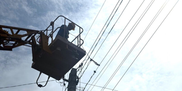 У Запоріжжі нагородили працівників обленерго Орденом За мужність – три історії незламних енергетиків | Новости Запорожья