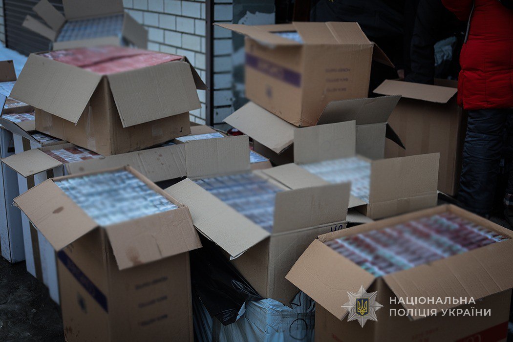 Тіньовий бізнес тютюну: в Запоріжжі викрили нелегальний продаж цигарок — що відомо (фото)