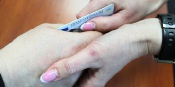 У Золотоніському районі маломобільному чоловіку оформили паспорт із виїздом додому, щоб він отримав державну допомогу