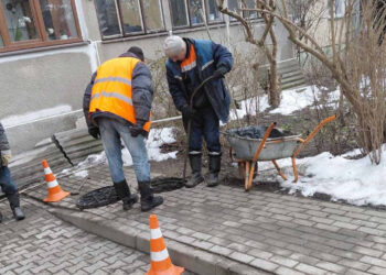 В Івано-Франківську щодня забивається каналізація через побутове сміття, яке мешканці змивають в унітази