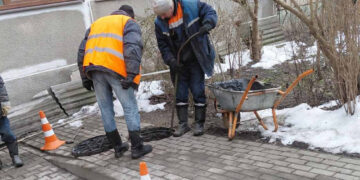 В Івано-Франківську щодня забивається каналізація через побутове сміття, яке мешканці змивають в унітази