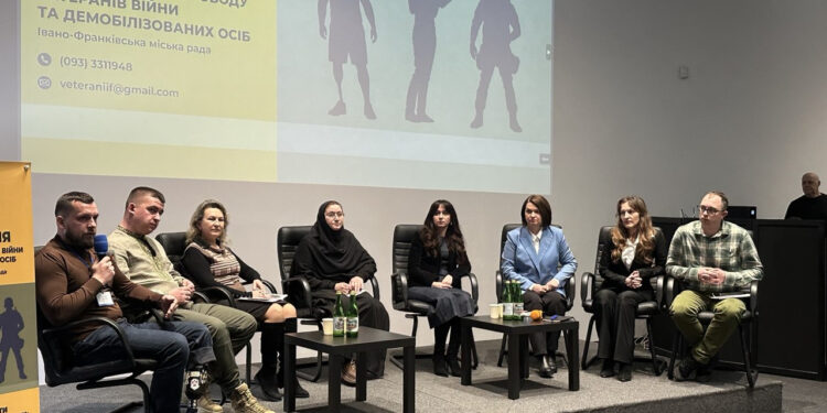 «Ветерани. Громада. Майбутнє»: в Івано-Франківську обговорили шлях повернення бійців до цивільного життя (ФОТО)