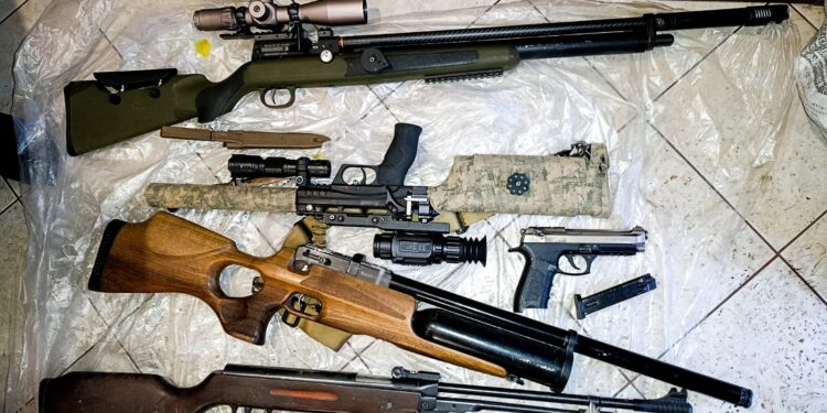 Викрав машину з полігону й стріляв у правоохоронців: На Рівненщині затримали дезертира