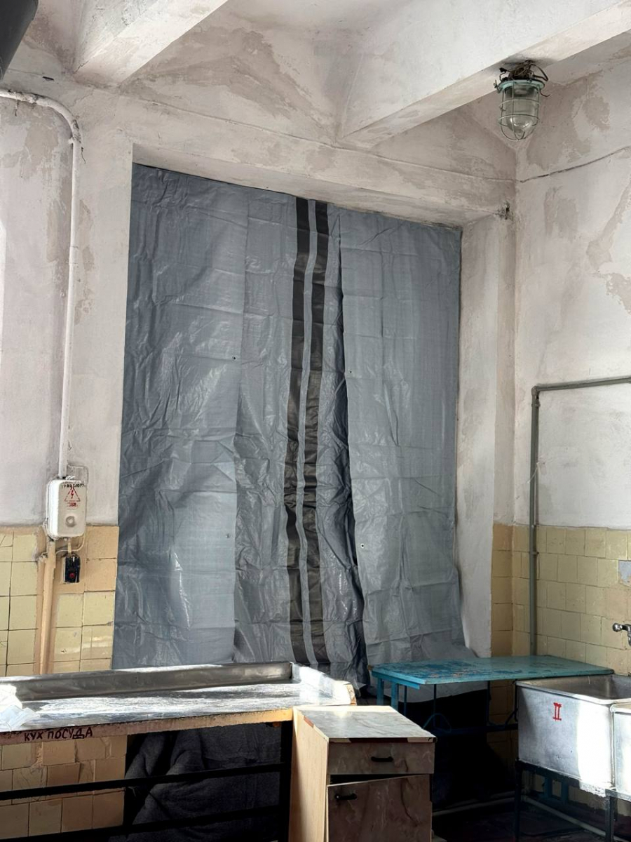 Внаслідок ворожої атаки Хортицького района Запоріжжя були пошкоджені дитяча лікарня і школа - фото