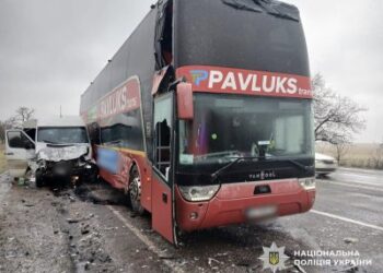 Внаслідок зіткнення двох маршрутних транспортних засобів постраждали семеро людей – поліцейські встановлюють обставини автопригоди у Миколаївському районі » Миколаївський Оглядач