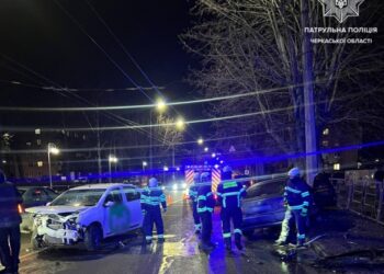 Автотроща у Черкасах: один із легковиків “влетів” в електроопору (ФОТО)