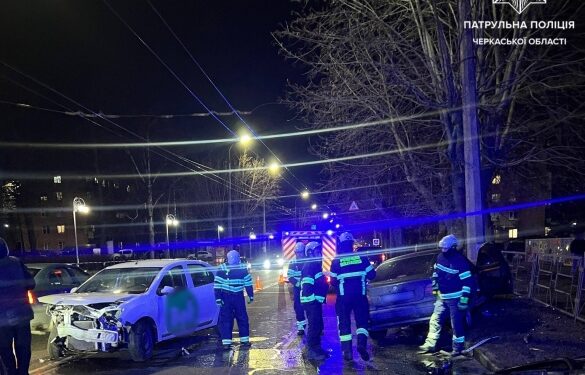 Автотроща у Черкасах: один із легковиків “влетів” в електроопору (ФОТО)