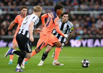 «Барселона» в компенсированное время вырвала ничью у «Ньюкасла» в первом матче 1/8 финала Лиги чемпионов