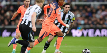 «Барселона» в компенсированное время вырвала ничью у «Ньюкасла» в первом матче 1/8 финала Лиги чемпионов