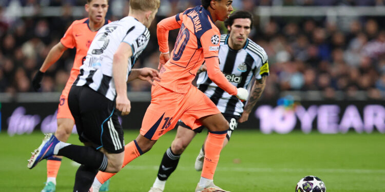 «Барселона» в компенсированное время вырвала ничью у «Ньюкасла» в первом матче 1/8 финала Лиги чемпионов