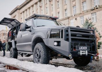 Черкаським оборонцям передали автомайстерню та автобус під медпункт