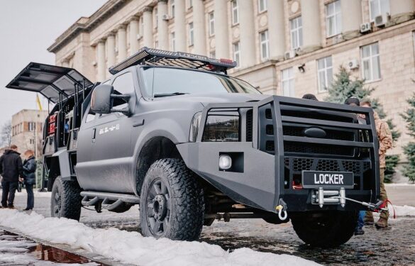 Черкаським оборонцям передали автомайстерню та автобус під медпункт