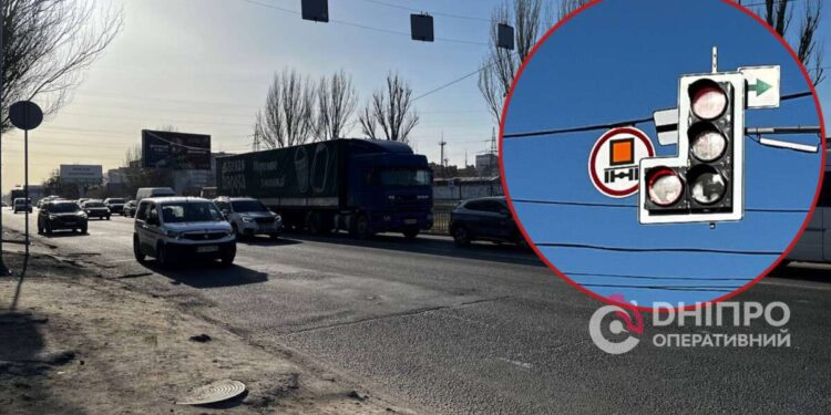 Додаткові світлофорні секції на перехресті Донецьке шосе – вул. Березинська: подробиці |  |