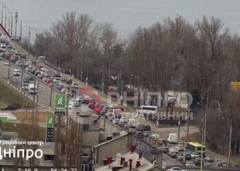 Масштабний затор по просп. Слобожанському утворився вранці 4 березня: що відомо |  |