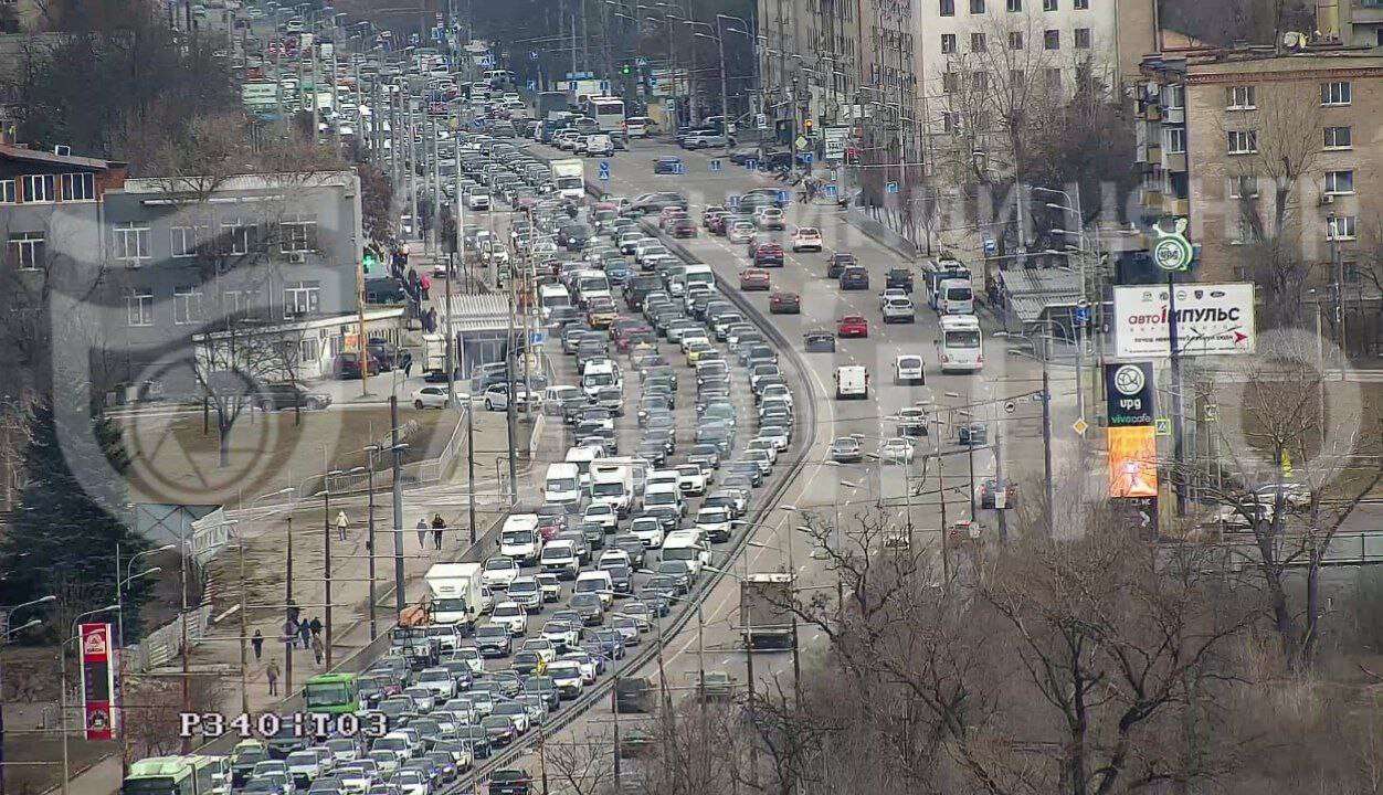 Масштабний затор по просп. Слобожанському утворився вранці 4 березня: що відомо