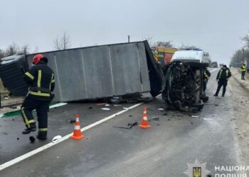 На Львівщині внаслідок ДТП перекинулись легковик та вантажівка: є загиблий