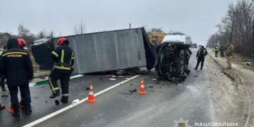 На Львівщині внаслідок ДТП перекинулись легковик та вантажівка: є загиблий