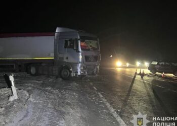 На Львівщині зіткнулись легковик та вантажівка: четверо травмованих