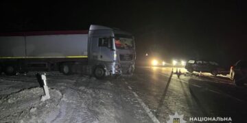 На Львівщині зіткнулись легковик та вантажівка: четверо травмованих